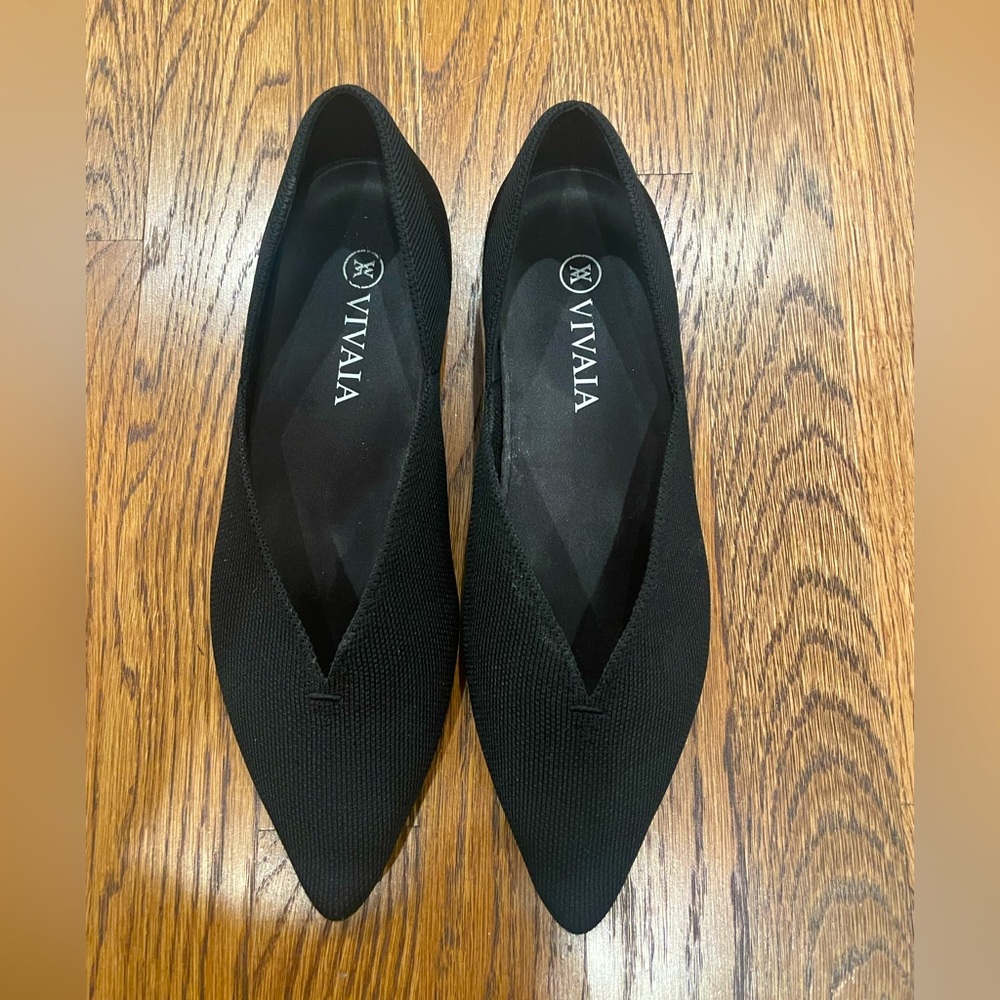 Vivaia pointed toe V-cut flats 38